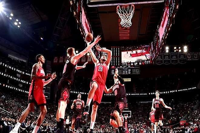 伊森刚打11场就躺了，三分准得吓人却挡不住腹肌罢工。火箭给过1亿，他嫌没首发，现