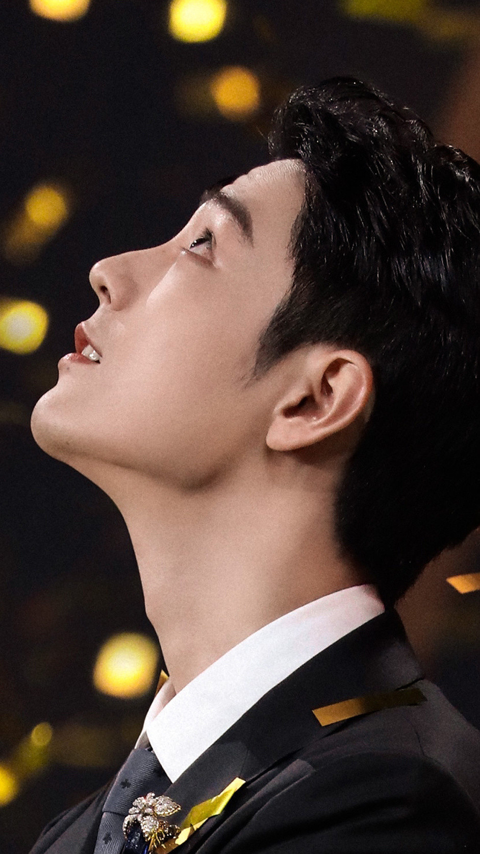 神明偏爱的侧脸，骨相绝佳。肖战十日终焉路透有个大黄蜂◎肖战