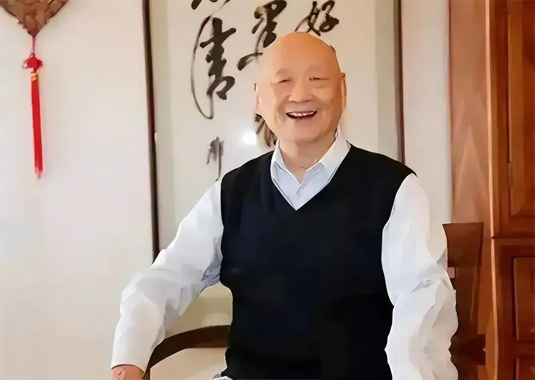 他是邓垦，他曾说到自己长寿原因，除遗传了家族的“长寿基因”外，就是早起早睡、少吃