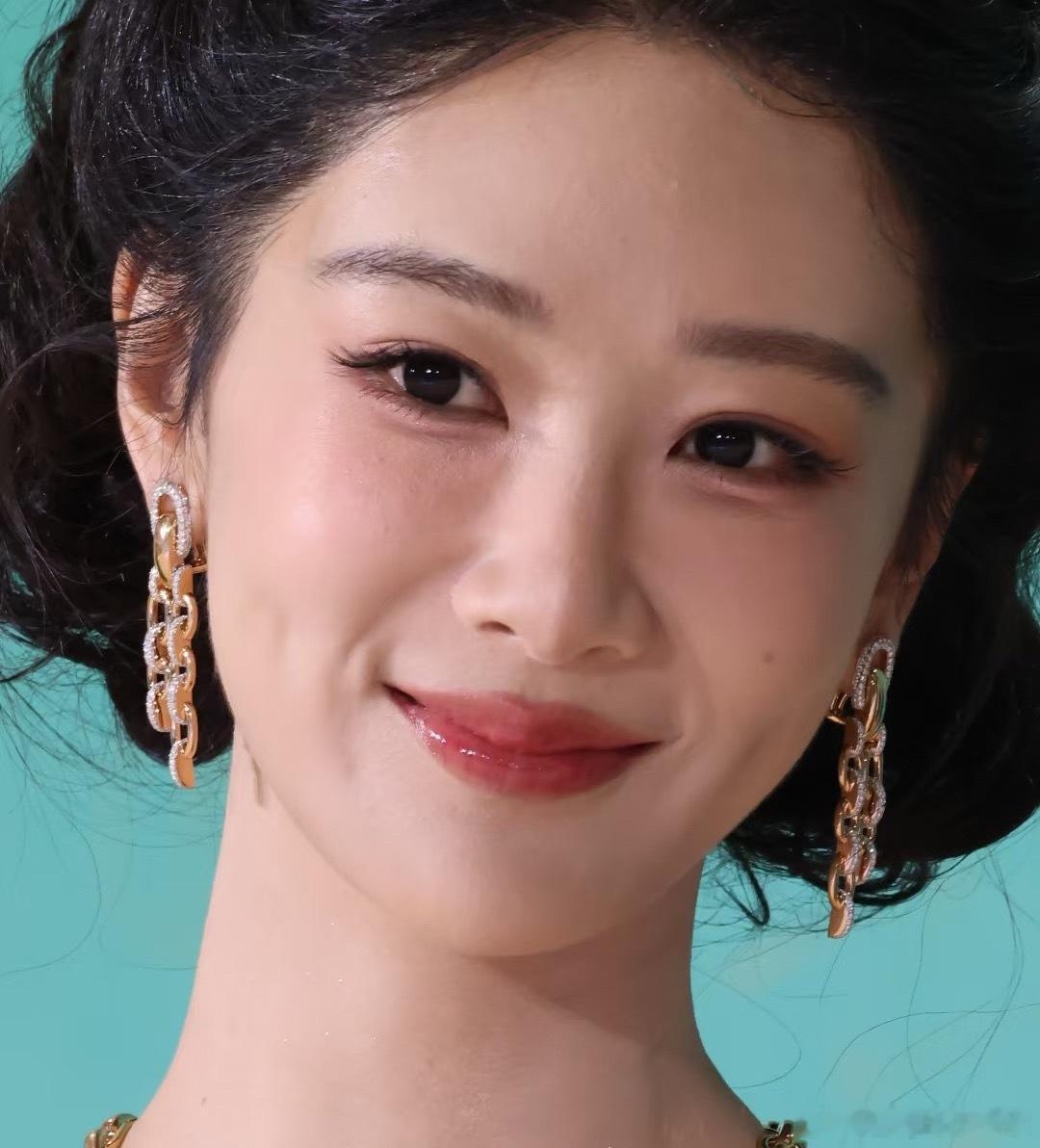杨紫高清怼脸生图，完全无修无滤镜，连脸上的痣都看得见