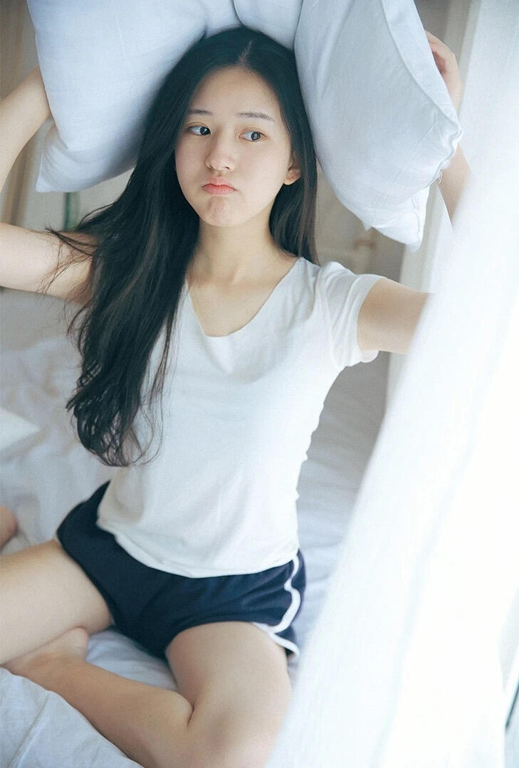 赵露思直播掀衣服图片被恶意搬运❗️感觉这些人对露思恶意太大了，久坐起来整理衣服是