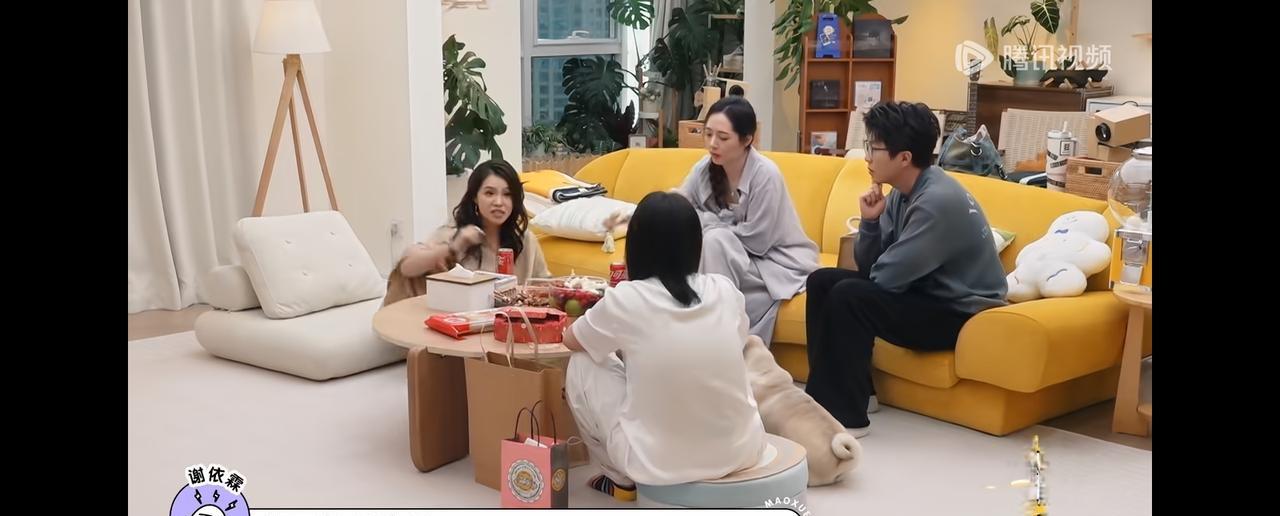 谢依霖问：你很想生孩子了吗？李雪琴：我在非常想生和可以生之间摇摆不定，我觉得它会