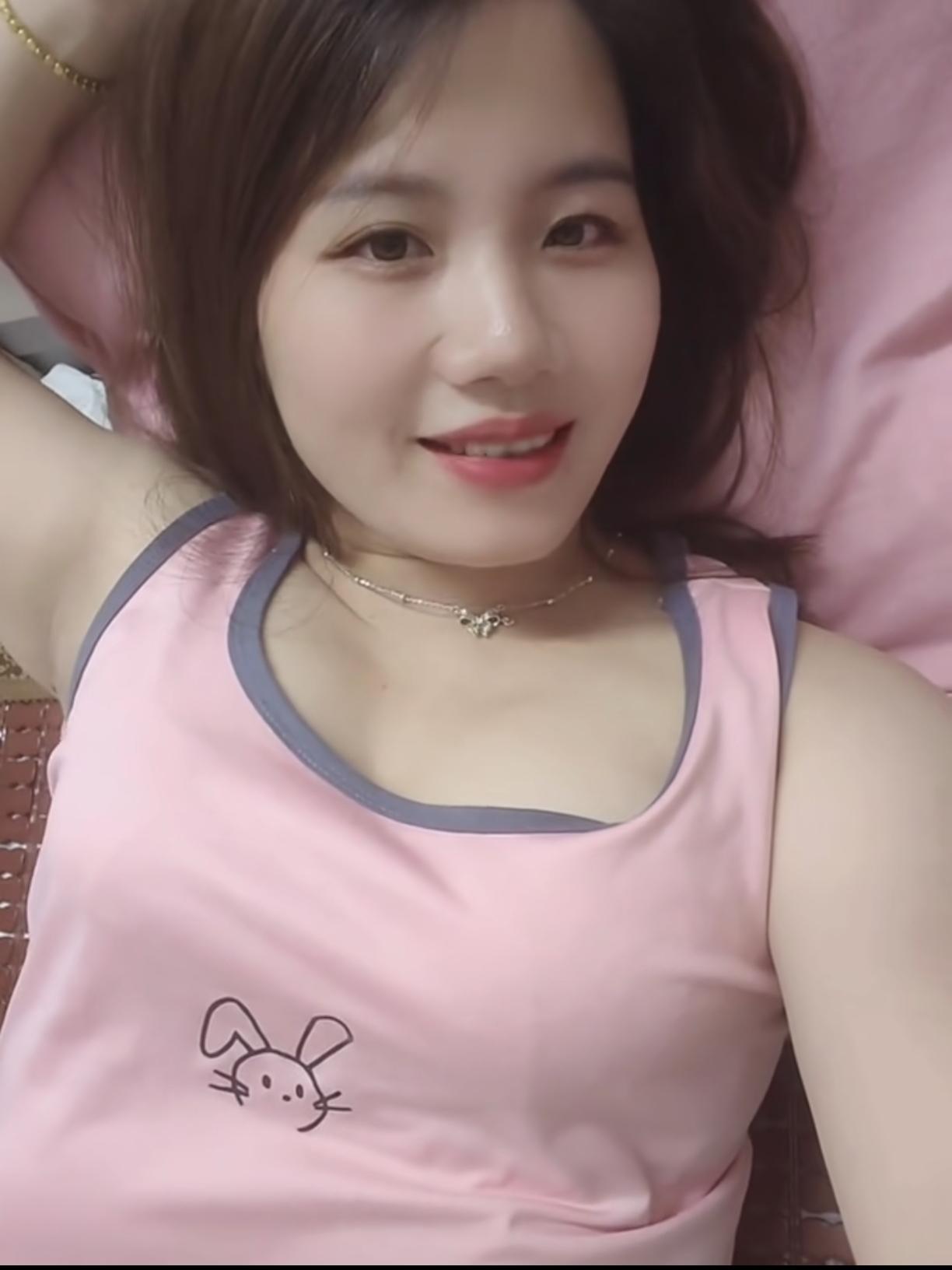 白姐姐躺床上左手拿手机对镜自拍。