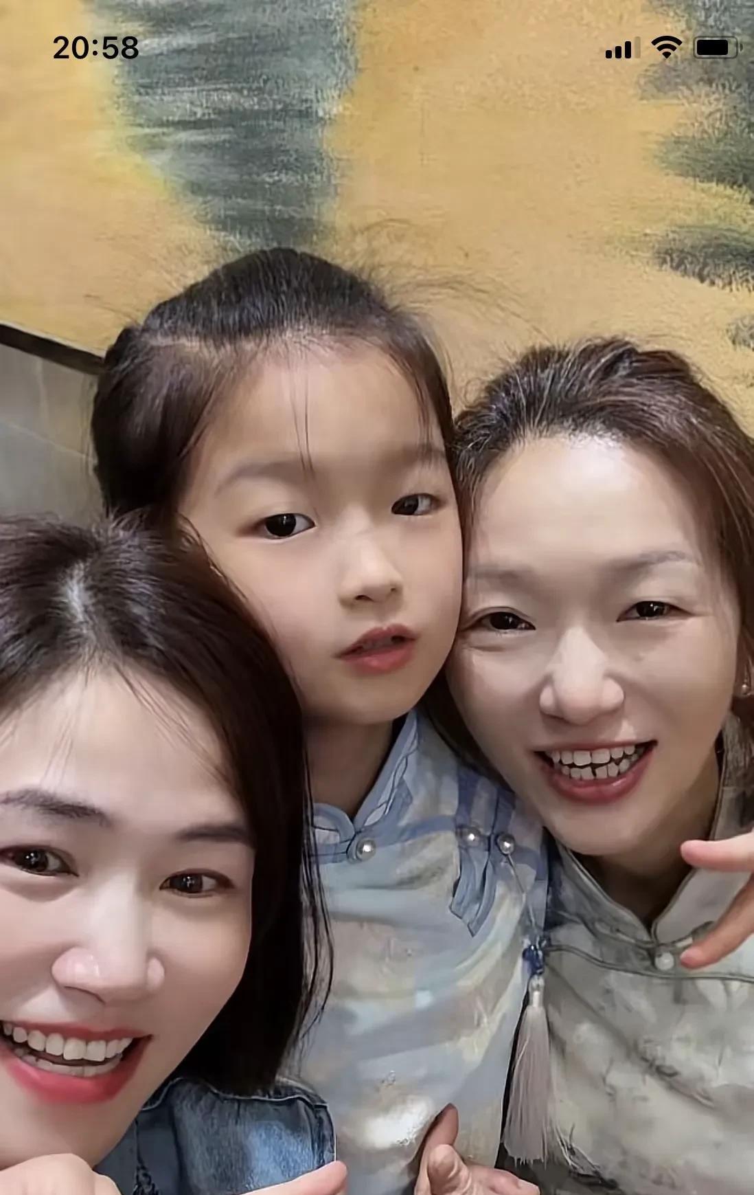 许建华闺蜜罗彩是真正的朋友。罗彩和多宝鱼是许建华真正朋友。发现黑粉嘴巴真的是