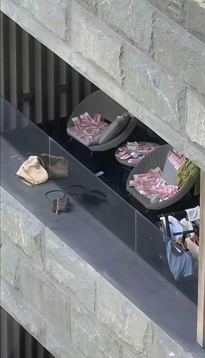 酒店拍到的，怎么回事？