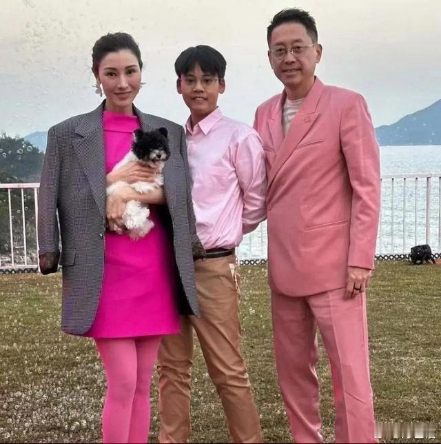 在伦敦街头碰见李嘉欣15岁的儿子，长大后的许建彤，五官越来越像妈妈​​​