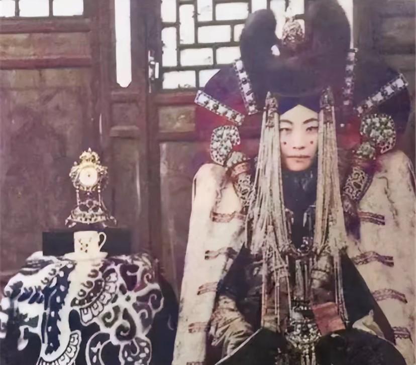 在沙俄的支持下，博克多格根于1911年宣布外蒙古的独立，成为“大蒙古国”皇帝。