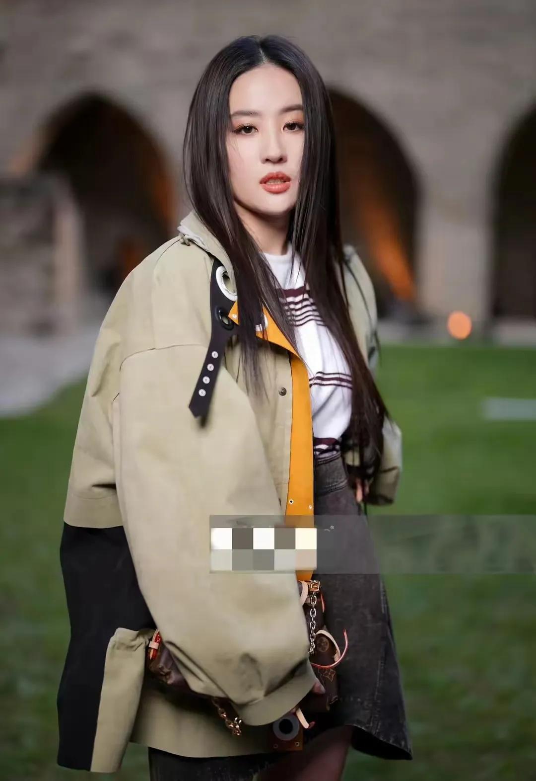 刘亦菲以黑长直造型惊艳LV大秀，绿色外套配黑色短裙飒爽灵动，生图状态如18岁少女
