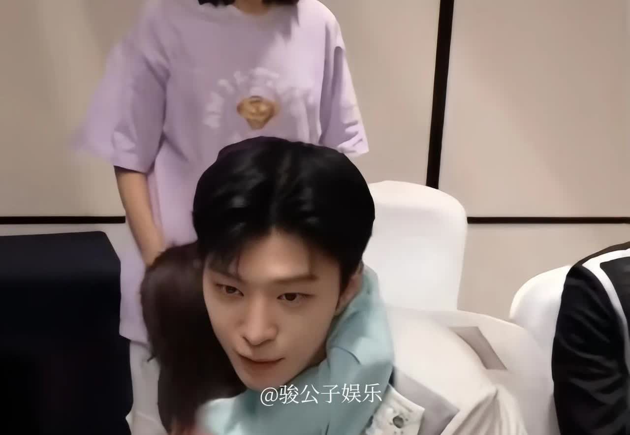 郑恺和苗苗最近被拍到一起手拉手出门逛街，还拍到他们的小女儿紧紧抱着范丞丞却不肯松