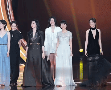 这些人把蒋勤勤放在第二排真的对吗？毕竟蒋勤勤的年龄和资历摆在那里吧，就算不看这些