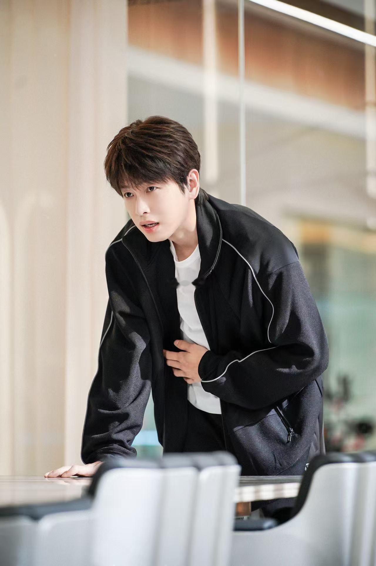 年会抽到最大奖是重在参与奖看年少有为这段给我气到了，裴总辛辛苦苦一年，年会抽奖