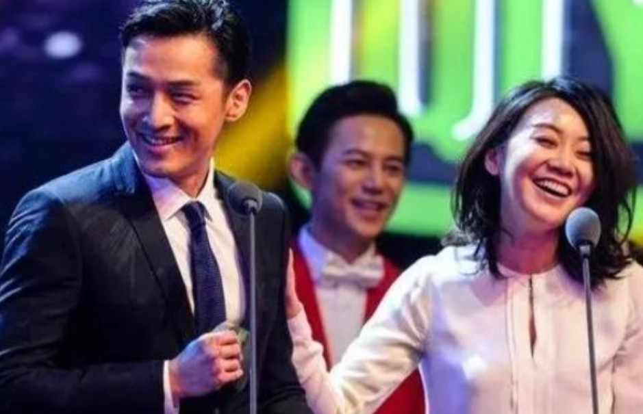 2014年，一次，胡歌对闫妮说：“咱俩一接吻，我怎么就变得五迷三道，失了魂魄。”