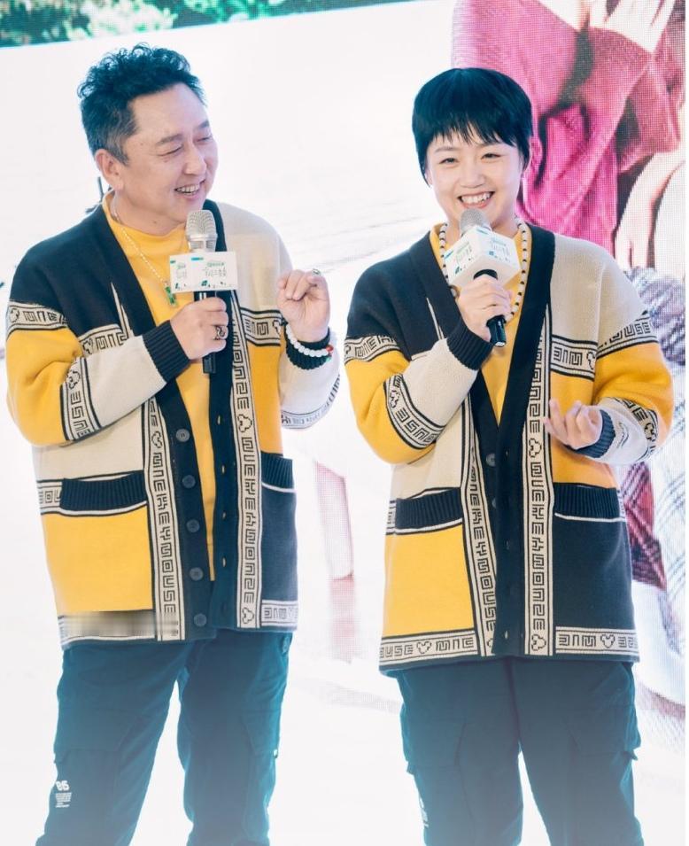 这就是''岁月静好''的幸福模样吧？画面中的于谦宽额阔眉，鼻梁高挺，烫发蓬松