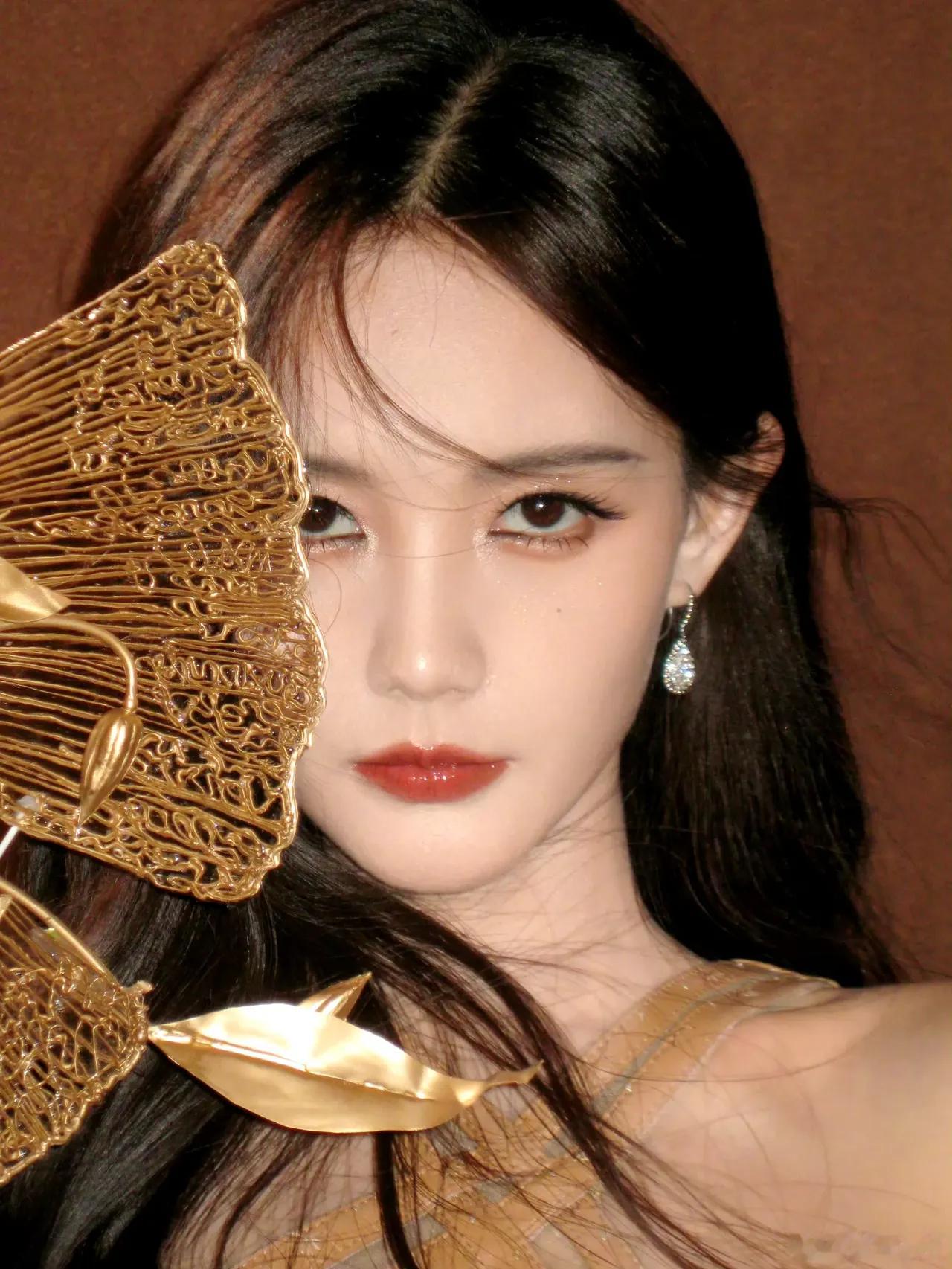 李一桐，内娱唯一的顶级资源咖。不管她扑了多少剧，不管她的演技有多差，她的身后永远