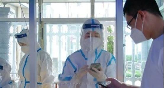 “粪水浇菜”是污染食物的源头？中科院院士曾毅认为，农村人用粪水直接浇菜，完全是千
