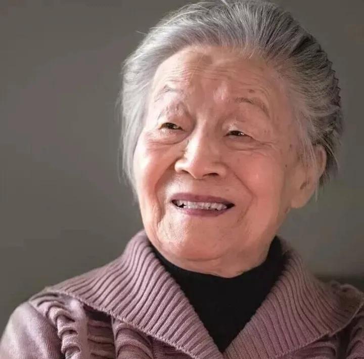 杨绛先生曾言：“人一辈子，走走瞧瞧，吃吃喝喝，不生病就是福气，如果能遇到自己爱的