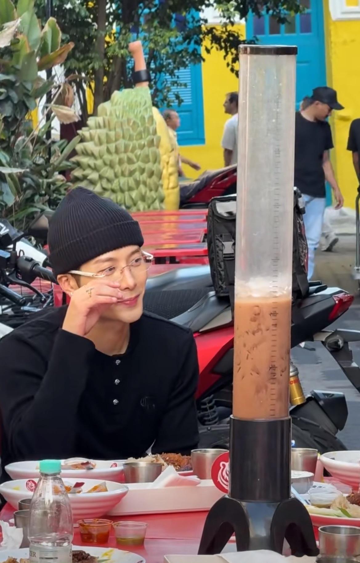 你们懂不懂这个王嘉尔有多貌美多迷人一举一动多摄人心魂😭😭王嘉尔一口气晒21张