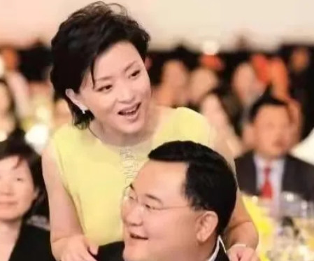 那一年，刚刚留学归来的杨澜非要和老公张一兵离婚，父亲在一旁苦口婆心:“闺女，人家