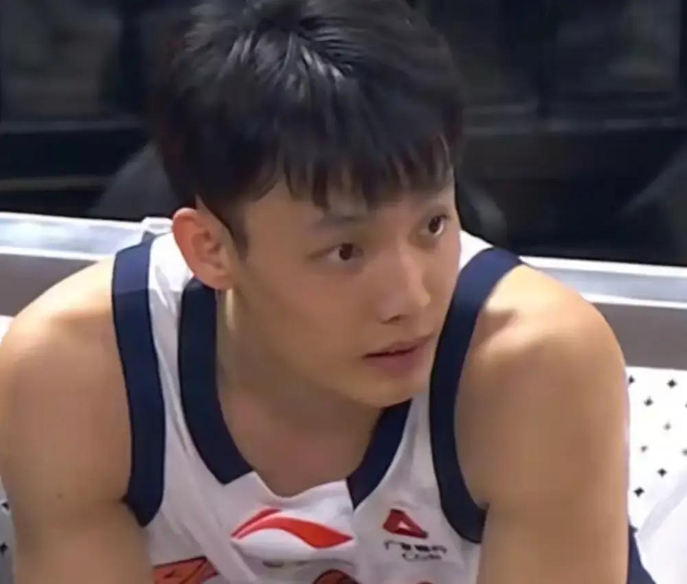 徐杰正在打CBA最残忍的“性价比”。你看到他膝盖渗血拼下32分钟，却不知道