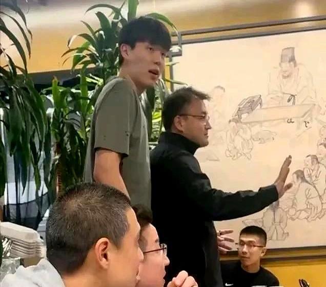 杨瀚森首秀12分7板,有人骂他不敬业,说他打球像打酱油。可他才19岁,刚从CB