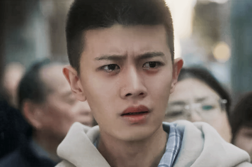 任嘉伦0台词纯哭的戏李成身上背负着长久的心结，一腔孤勇奔赴一桩尘封旧案。没有刻意