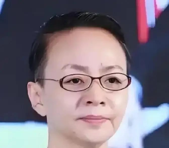 去年春晚彩排，央视走廊里人来人往，碰见个熟脸本是稀松平常的事章子怡主动凑过去跟宋丹丹搭话，笑盈盈地说