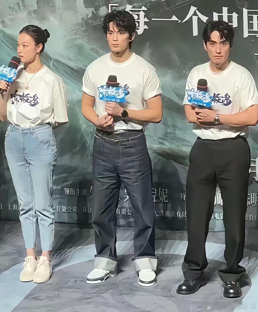 吴磊，壮的都不像他了！！​​​