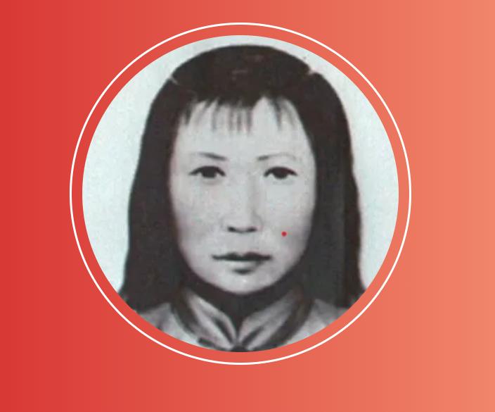 1935年，福建连城县西门夫子庙前，一个26岁的女人双手被反绑，浑身是血，身旁躺