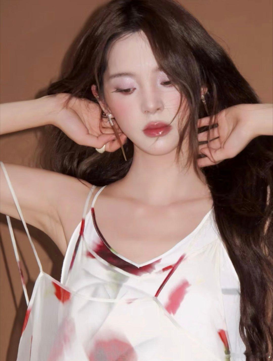 欧阳娜娜：唇妆柔润，分外美丽！