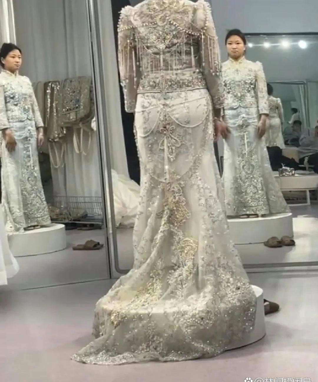 试完婚纱，她为什么笑不出来。​​​
