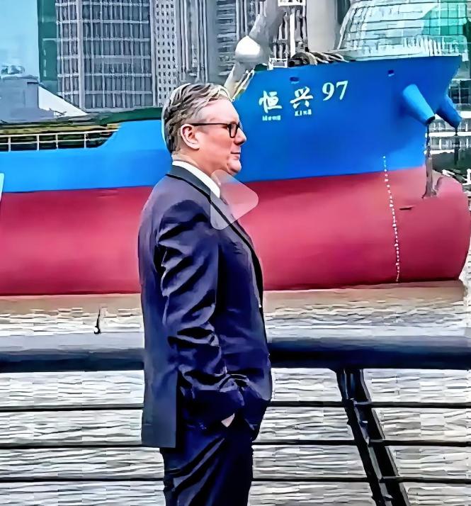 有时候你不得不服，老天爷才是最牛的导演。英国首相，站在上海外滩，望着对岸的陆家嘴