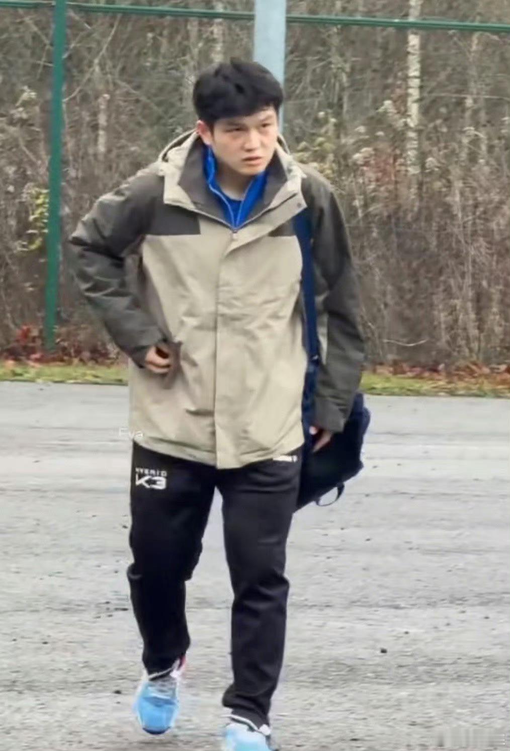 樊振东顶着空气刘海上班好可爱