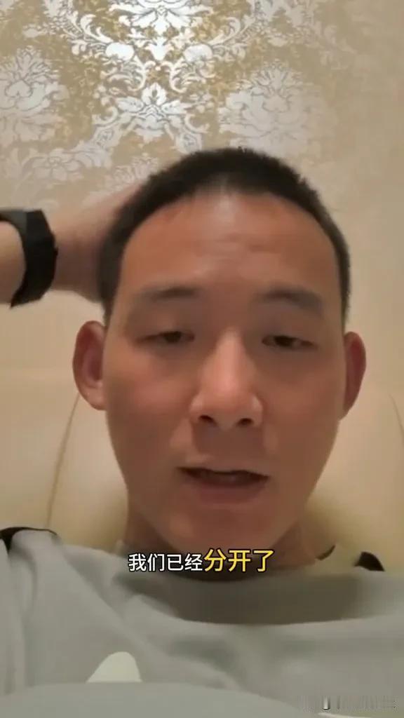 谢浩男和爸爸妹妹分开了，三个人哭成一团[哭哭]我以为谢爸带那么多行李，会陪着