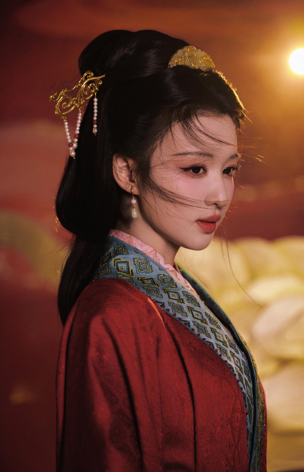 春晚造型赢麻了！王楚然这套古装，才是中式审美的顶级打开方式今年春晚的红毯上