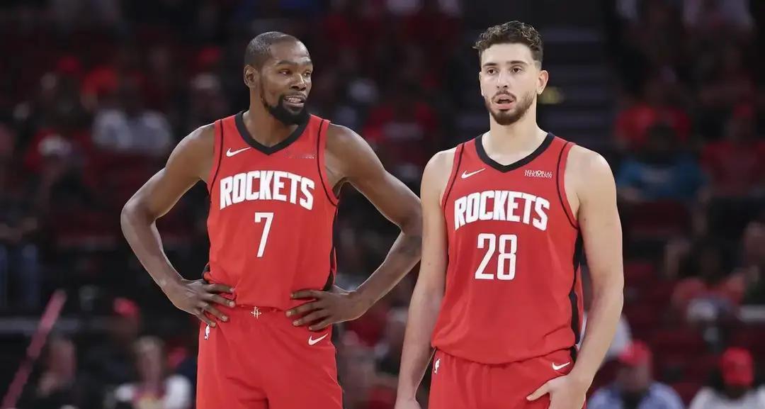 杜兰特在训练后砸着战术板，不是练投篮，是拖着那群年轻人一遍遍看回防漏人的录像。