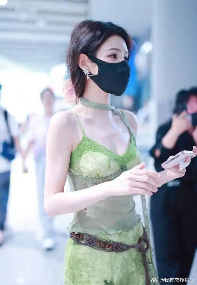 张予曦机场私服又美又飒，清冷氛围感直接拉满！