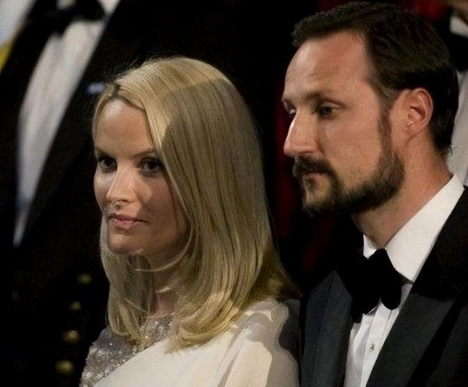 整个挪威森林的绿色都倒在了王储哈康的头上。实在是，欺负老实人啊！前几天，