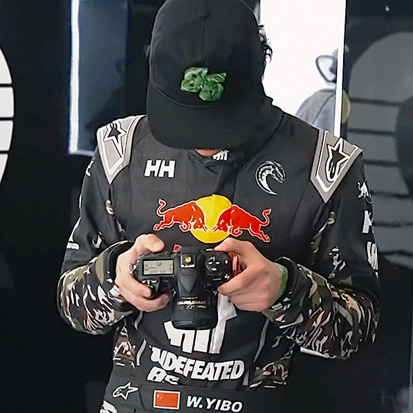 猪在拍照王一博