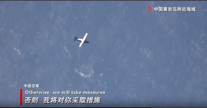 黄岩岛爆发激烈交锋，菲机贸然逼近我方空域，解放军战机果断上前拦截，中英双语直接喊