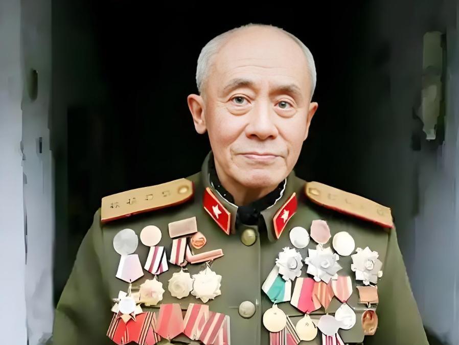 2009年，四川雷波县粮食局退休干部肖万世去世，享年104岁。子女整理遗物时，在