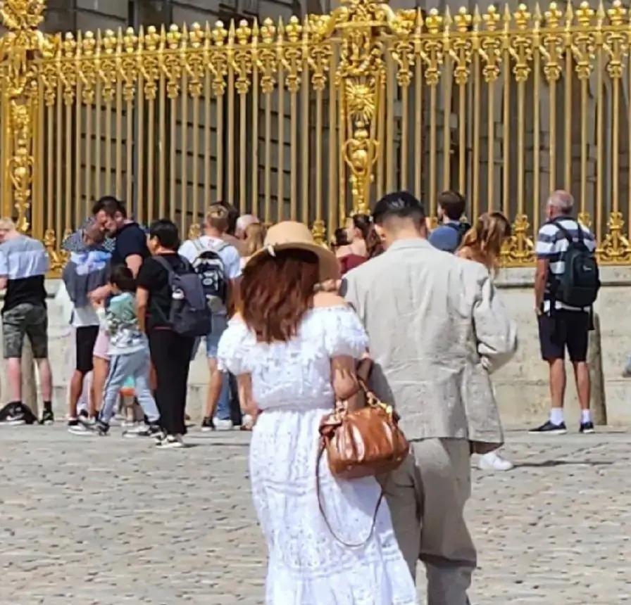 51岁素颜逛巴黎，全网猜她婚变了，可丈夫牵手时的一个细节让所有谣言碎成渣。镜头