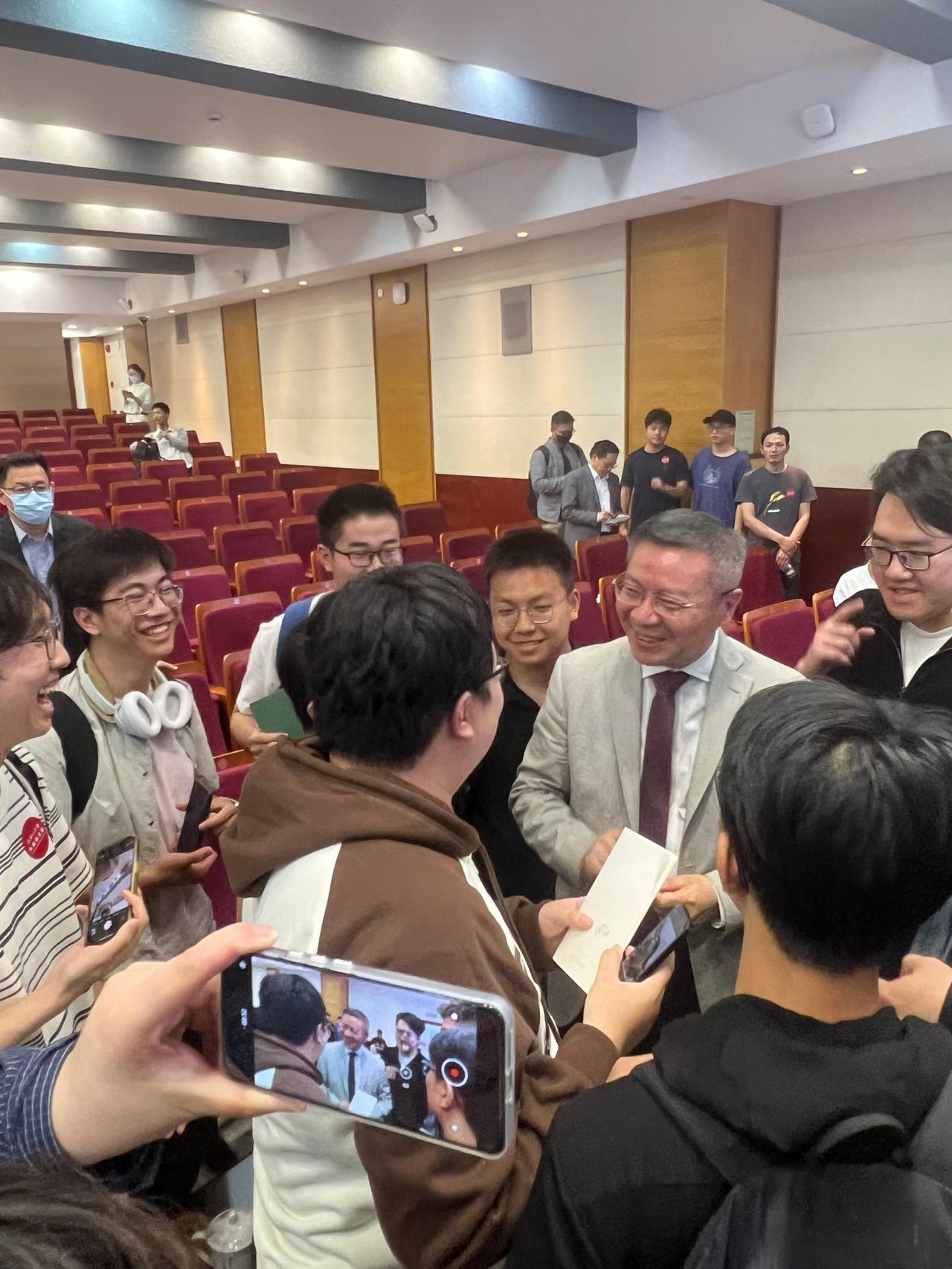 张维为教授被学生们围起来的时候，其脸上总是充满了笑容。每次这个时候：有的学生向他