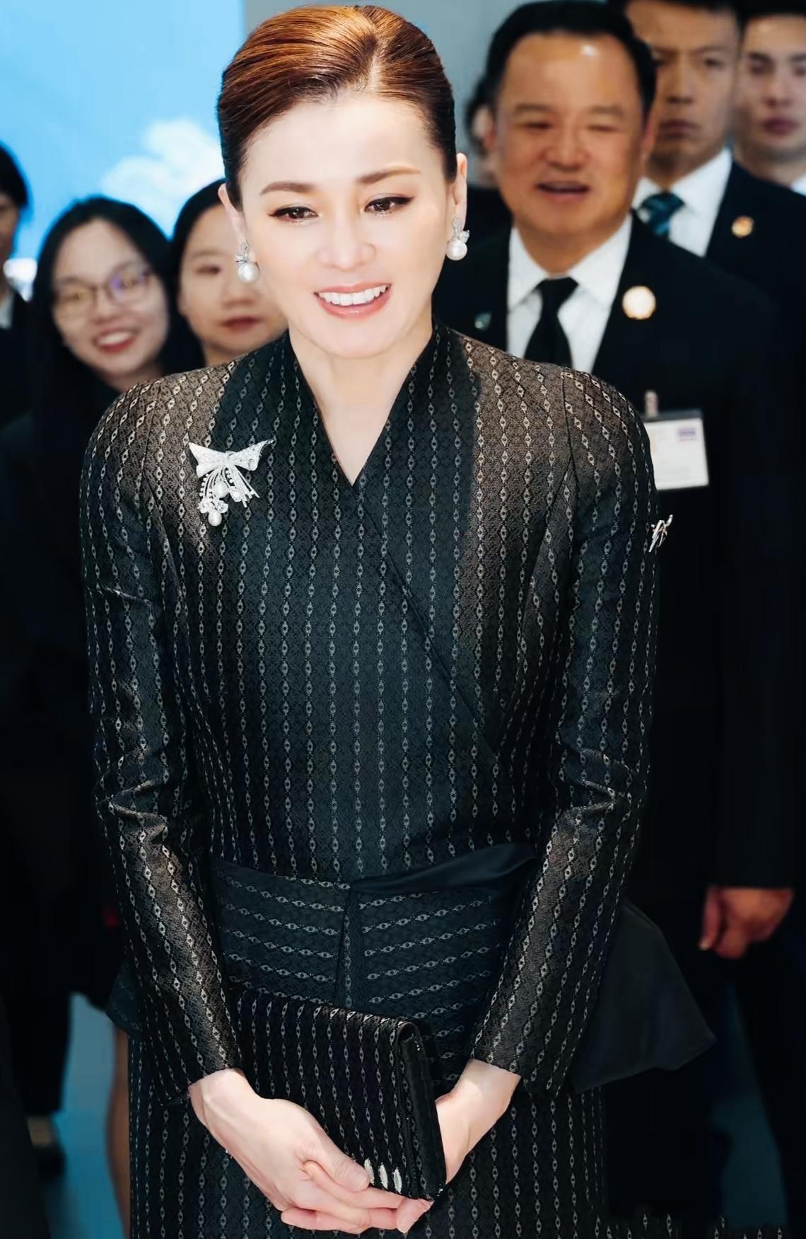 苏提达王后颜值和气质太好了！打扮得体，始终保持微笑！这脸上的笑容，让人看着特