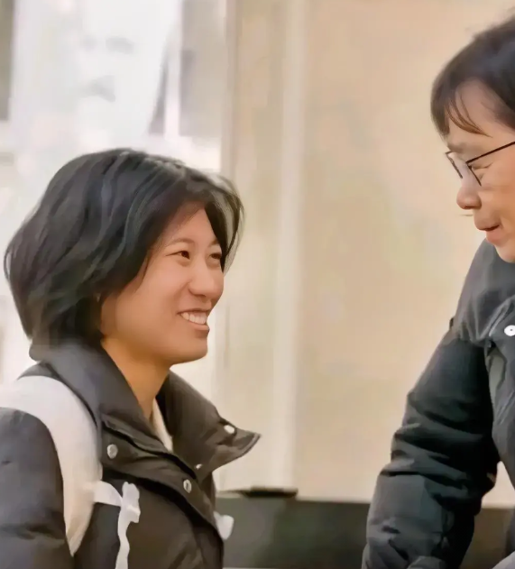 一位00年出生的丁王英，曾是华坪女高的学生，在军事竞赛中夺冠，回乡看望张桂梅老师