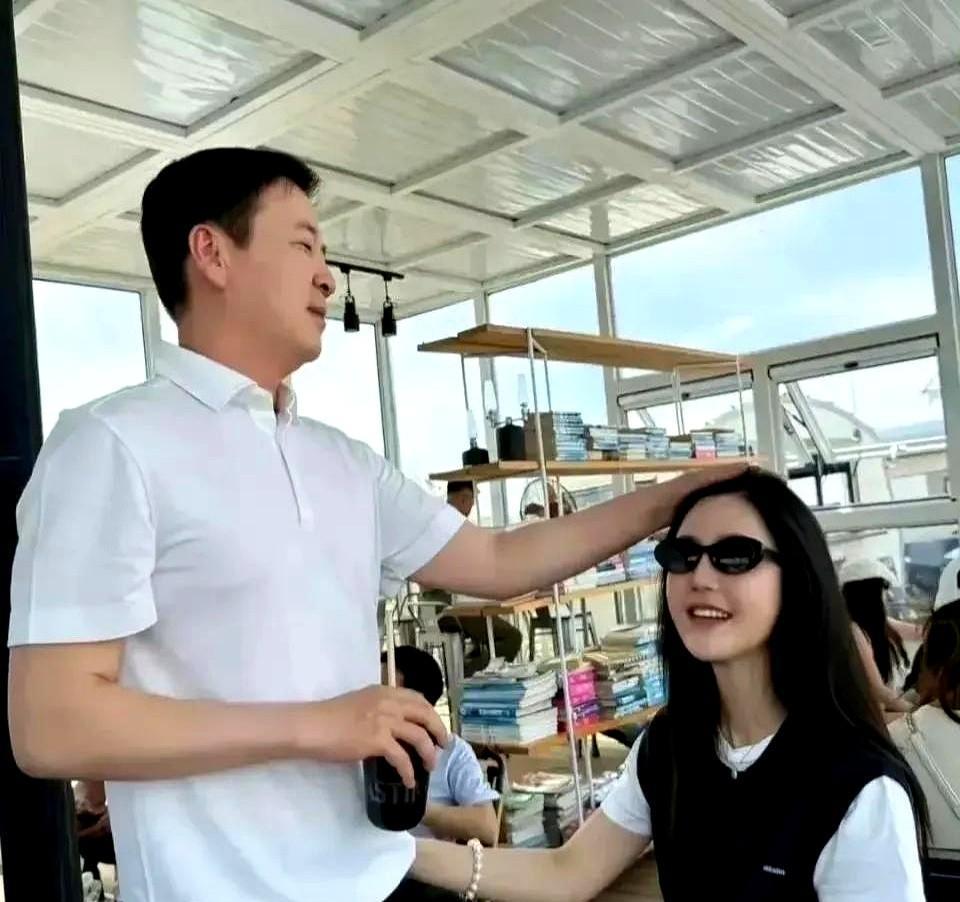 杨钰莹自己都想不到，帮她澄清与赖文峰有关传闻的，竟然是前任的现任楚玲。你瞅瞅，