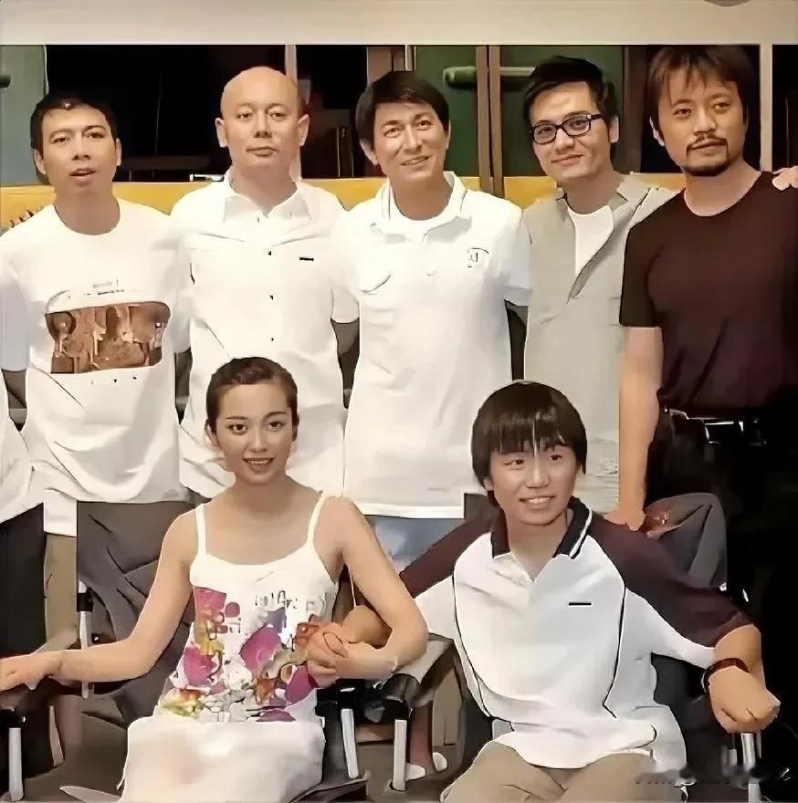 20年前的一张照片，你能认出几个人呢？李冰冰是唯一一位的女性，坐在李冰冰右边的人