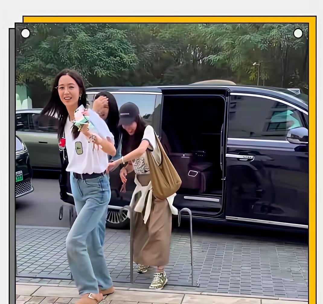 佟丽娅：阿那亚这风真舒服，格子衬衫配短裤，凉快。董璇：好看，棒球帽再压低点，
