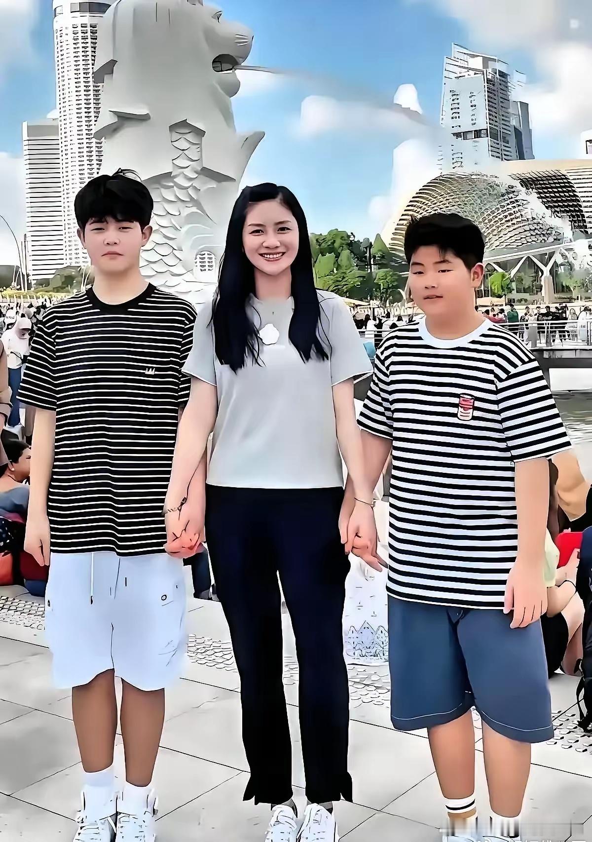 胡可晒出俩儿子，全网都在夸。我盯着照片问了句：沙溢人呢？！都在夸胡可。养得好。两