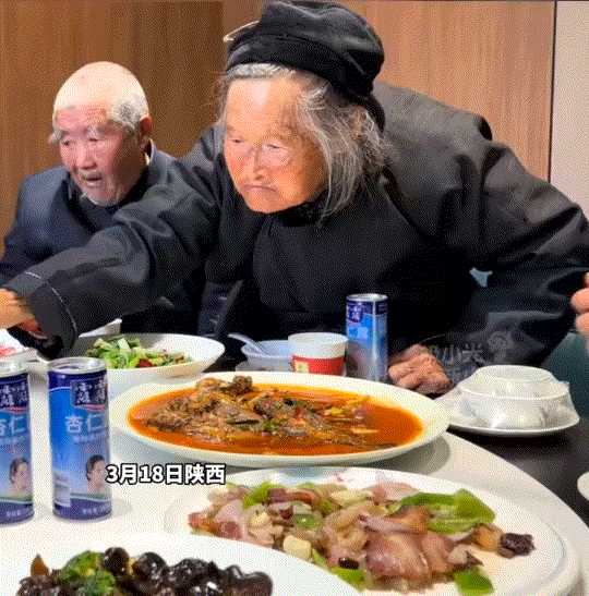太幸福了！陕西，一大家子聚在一块吃饭，93岁的姐姐坐在84岁弟弟旁边。吃饭时，姐