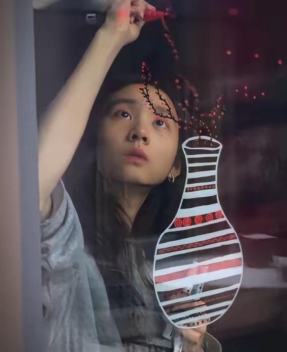 孙莉晒出了新视频，大女儿多多和二女儿黄少艾也出镜了，黄多多认真绘图的模样很好看，